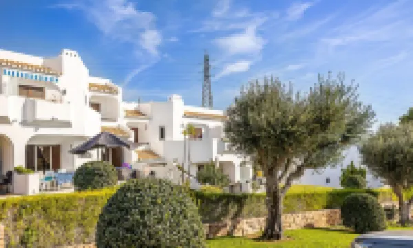 Recently Renovated Ground Floor Apartment, 2 new Bathrooms with walk in showers