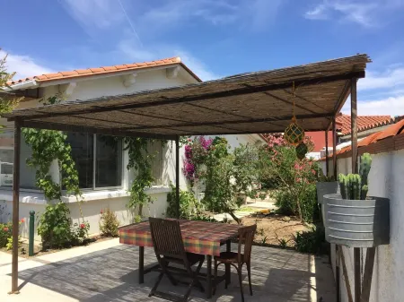 Villa near the beach Отели рядом с достопримечательностью «Le Bleu 'N' Blue»