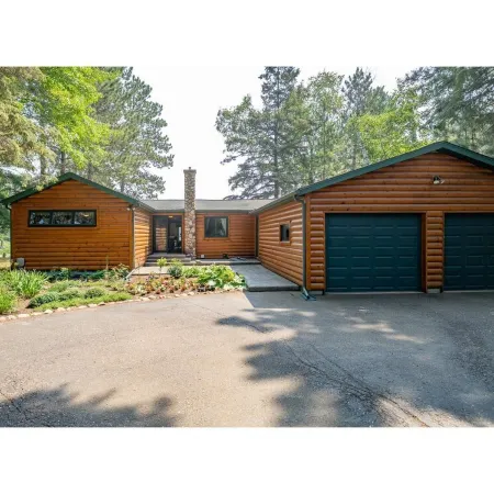 Lovely Lake Retreat for Family Fun on Daggett Lake - With Guest House
