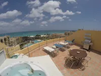 Spacious Penthouse in Paradise, Huge Villa ~ Eagle Beach, rooftop hot tub!
