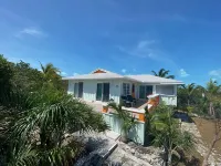 Fair Winds: Tropical Beach House, Stunning Ocean View, Pool, Steps to the Beach! - С бассейном