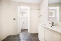 Coolangatta, Gold Coast unit walk to beach & shops