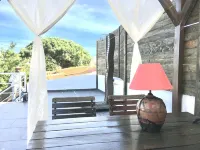 Enjoy a 50 m² terrace with a magnificent view Hotels in Caparica