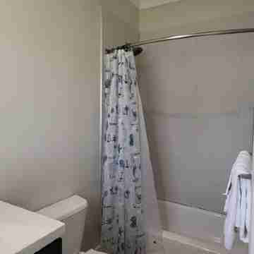 Cozy place with 24Hrs Security. 10 Minutes from the airport and 5 min from beach Rooms