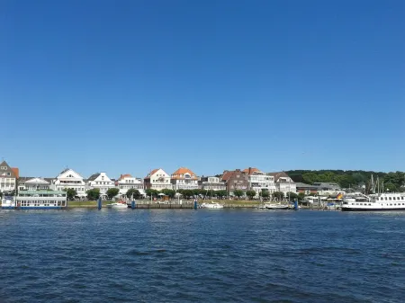 Renovated family-friendly 3 star ground floor apartment near the beach