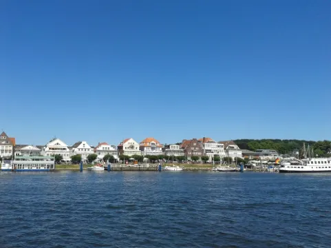 Renovated family-friendly 3 star ground floor apartment near the beach