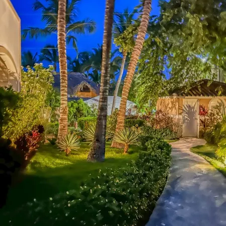 Cozy Apartment with 24/7 pool - 5-10 min walk to Beach, Clubs, activities!
