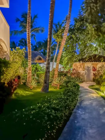 Cozy Apartment with 24/7 pool - 5-10 min walk to Beach, Clubs, activities!