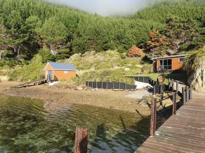 Beachfront Paradise Retreat in your own Private Bay and Floating Jetty فنادق في 