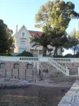 Appartement Spacieux et Calme Dans un Écrin de Verdure à 150 Mètres du Littoral