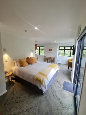 Cozy private studio nestled amongst the Rainforest. Café and amenities onsite.  호텔