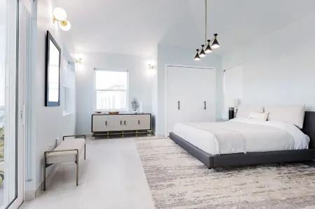 The Ampersand Sky Villa: Iconic, Artful Luxury Отели рядом с достопримечательностью «Форт Крисчен»