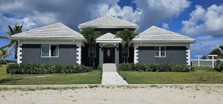 Pelican Beach Villa # 2 Отели в г. Уитби