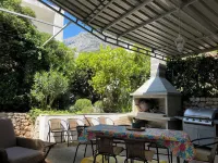 Cozy House: first-row beach, hottub, AC, gasgrill, hearth, W/D, gardens, prkng Hoteles en Gradac