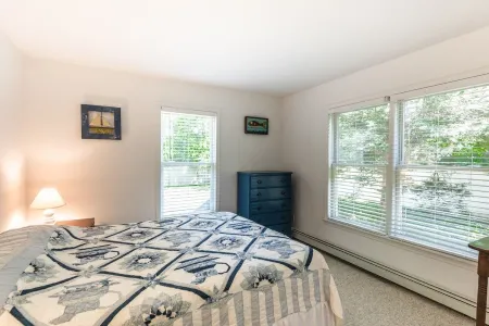 Beautiful 3 bedroom  2 bath Home / Close to Town & Beach Отели рядом с достопримечательностью «ЙМКА Мартас-Винъярд»