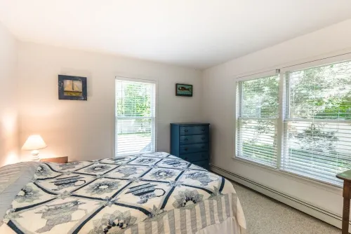 Beautiful 3 bedroom  2 bath Home / Close to Town & Beach Hôtels à : Oak Bluffs