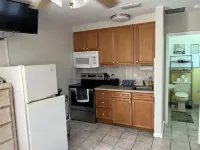 Sunny Apartments a block from Warm Mineral Springs