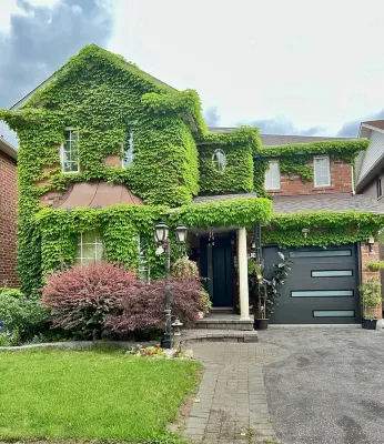 Private Cozy 1 Bedroom Apartment!!! Dedicated Wok Desk and Free Parking. 鄰近Ajax Downs Racetrack的酒店