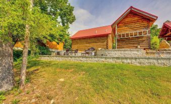 Antler's Point' Cabin w/ Patio & Grill in Branson