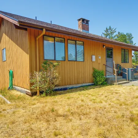 Westport Retreat w/ Pool Table: Walk to State Park