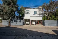 Modern Loft Rooftop Deck Venice Beach Studio Bedroom Apts by RedAwning