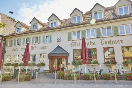 Flair Hotel Weinstube Lochner Отели в г. Креглинген