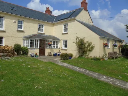 The Lobster Pot Отели рядом с достопримечательностью «Housel Bay Beach»