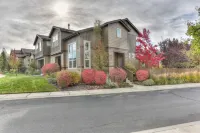 Vantage Point 3 Bedroom Townhouse by RedAwning - Bungalows