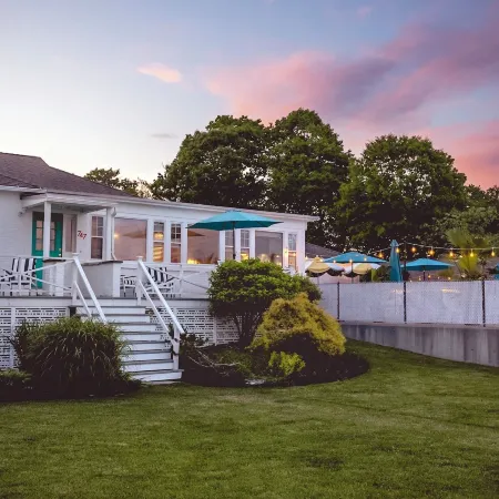 Rye Motor Inn - Oceanfront, Walk to Beach
