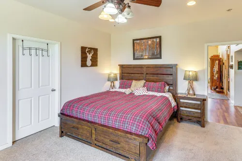 Hot Tub and Game Room! 30-Acre Vernon Retreat - Kæledyr tilladt