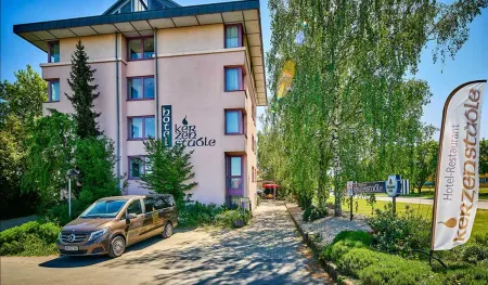Hotel Restaurant Kerzenstüble Отели в г. Айдлинген