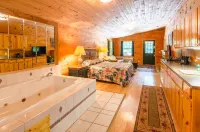 Highland Hills Motel & Cabins - Hot Tub