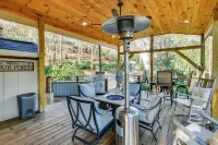 Pool & Golf Club! Riverfront Retreat in Newland - Homestays