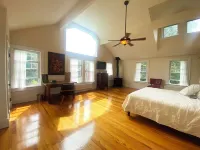 HollyKissHudsonValley Grand Suite in 1900 Renovated Lodge