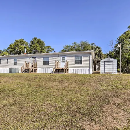 Steinhatchee Home w/ Boat Parking: 1 Mi to Marina