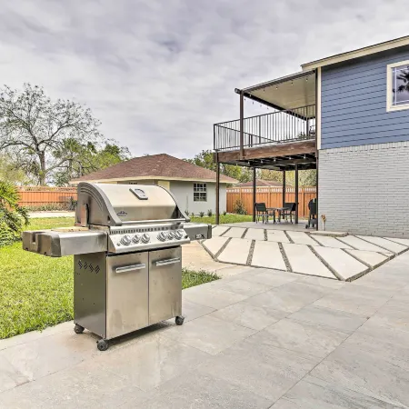 Patio and Grill Spacious Gem Near Gulf Coast!