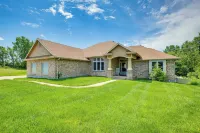 Junction City Home w/ Hot Tub - Near Milford Lake! - parking