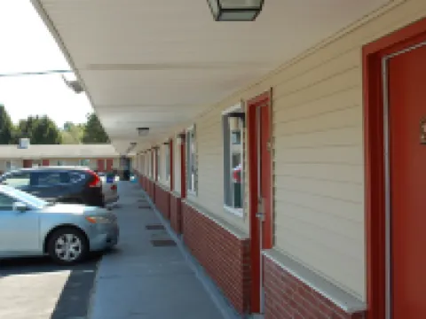 Blue Sky Inn Glens Falls-Saratoga-Lake George Hotels in Moreau