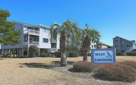 Wonderful 2-bedroom condo in Ocean Isle with 4 minute walk to the beach.