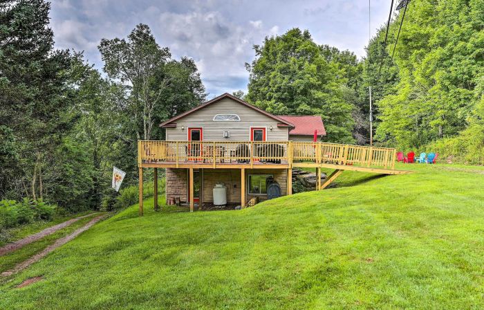Bright Tucked-Away Cabin w/ Furnished Deck + Grill