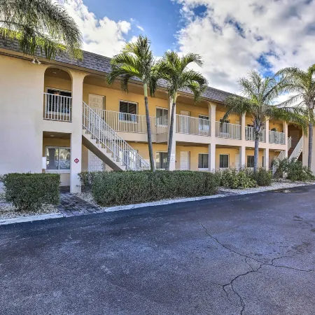 Walk to Beach and Dining Sunny St Pete Condo!