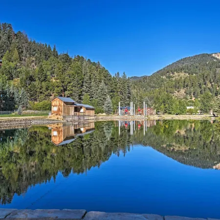 Red River Townhome with Balcony and Mtn Views!