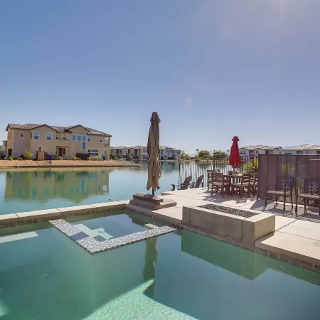Lakefront Indio Villa Private Pool and on-Site Golf