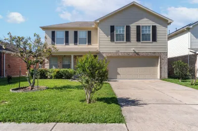 Stylish 4Br 2.5ba Haven in Houston 4 Bedroom Home by RedAwning Hotels near Cinco Ranch II Pavillion and Park at Spring Lake