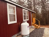 Charming Red Surry Cabin close to Acadia National Park and Bar Harbor Hotele w: Surry