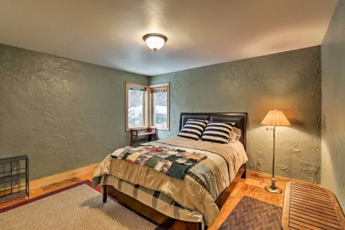 Walk to Town & Coast: Anchorage Condo w/ Fireplace - View biển