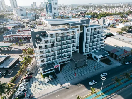 High Garden Grand Hotel Отели рядом с достопримечательностью «Fun Bus»