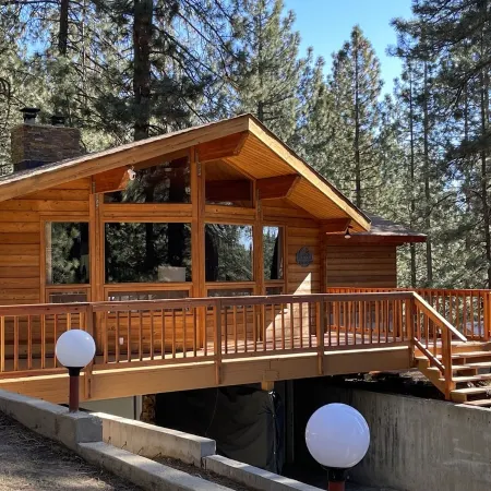 Rocky Cliff Retreat at Davis Lake