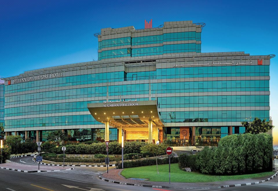 밀레니엄 에어포트 호텔 두바이 수영장