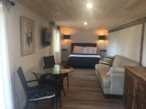 The Wood Shed at Saratoga Beach with hot tub